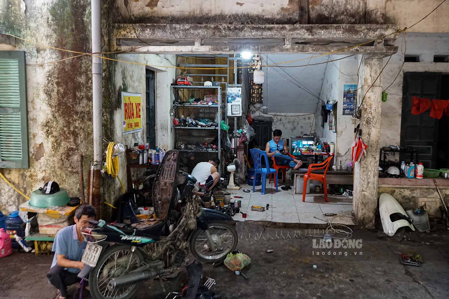 Meanwhile, at the headquarters of the Hanoi Department of Statistics, facility 2 has been abandoned for many years, inside most of the buildings have been seriously degraded and gradually abandoned. Part of the area of ​​this project is currently rented as a car repair shop.