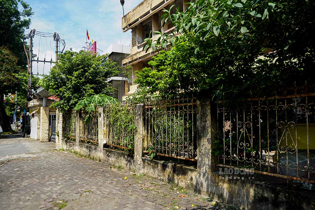 Not far away, at 32 To Hieu Street is the headquarters of the old Ha Tay Radio and Television Station that has been abandoned and degraded for many years, with degraded facilities inside.