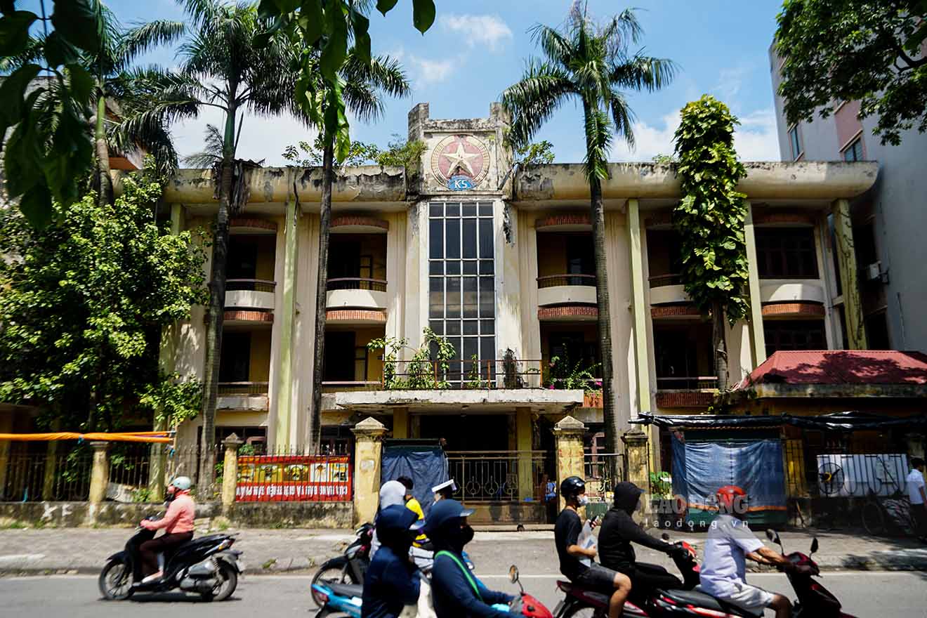 On August 12, according to Lao Dong's records, on To Hieu street (Ha Dong district) there were a series of abandoned state agency headquarters, used as restaurants, car repair shops or storage places.