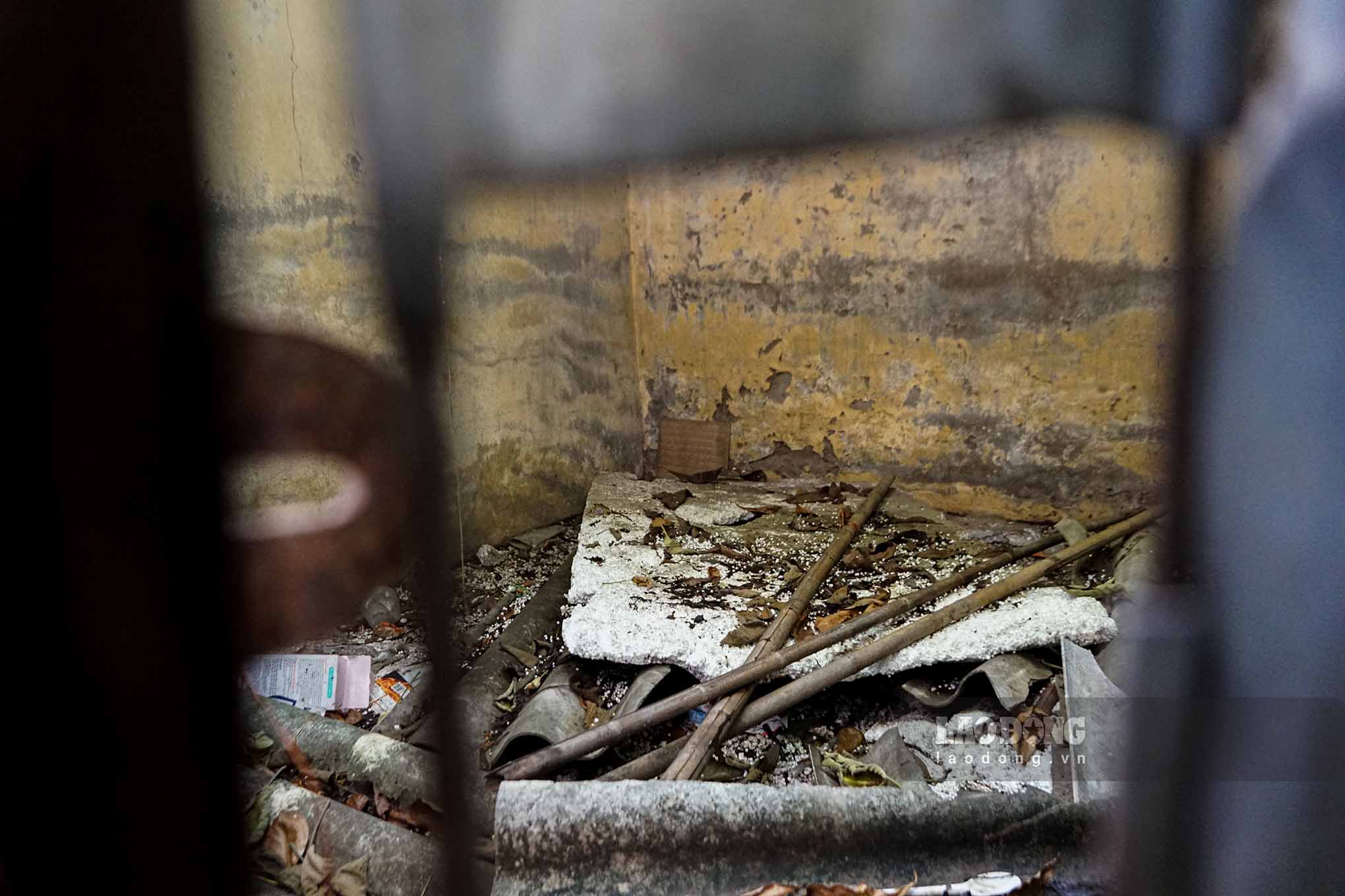 The folding door panels are rusted, and the inside of the kiosks is filled with trash and weeds.