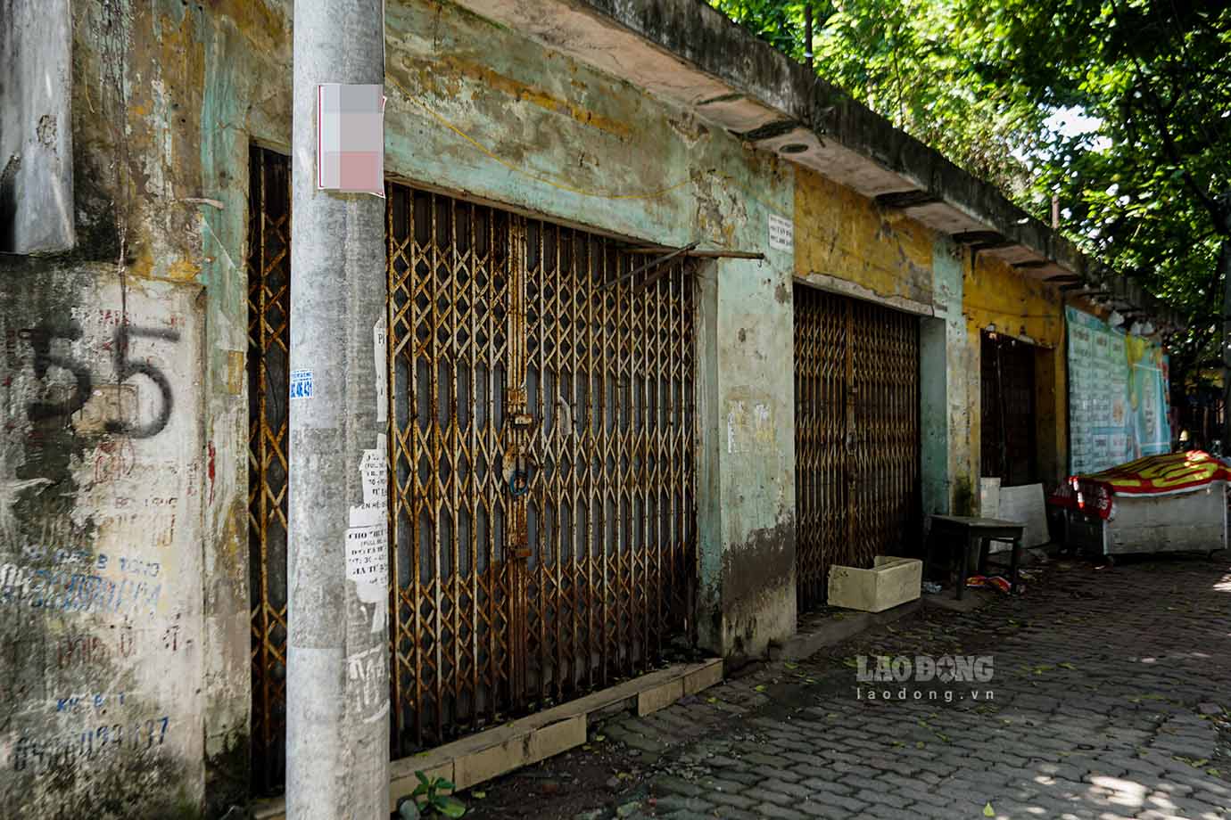 The row of kiosks belonging to the headquarters of the Hanoi Department of Statistics next to this facility has always been closed for many years.