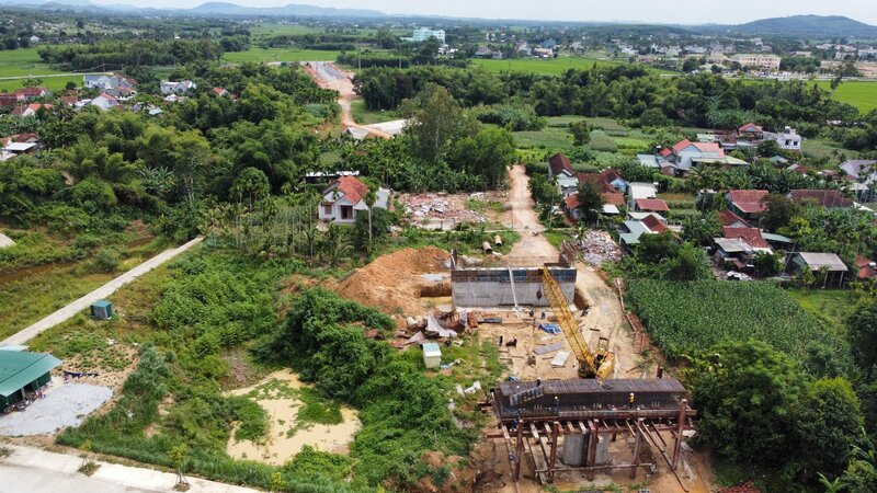 Hiện vẫn còn 9 hộ dân ở huyện Sơn Tịnh, tỉnh Quảng Ngãi chưa đồng thuận bàn giao mặt bằng thi công cầu Trà Khúc 3. Ảnh: Viên Nguyễn