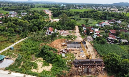 Hiện vẫn còn 9 hộ dân ở huyện Sơn Tịnh, tỉnh Quảng Ngãi chưa đồng thuận bàn giao mặt bằng thi công cầu Trà Khúc 3. Ảnh: Viên Nguyễn