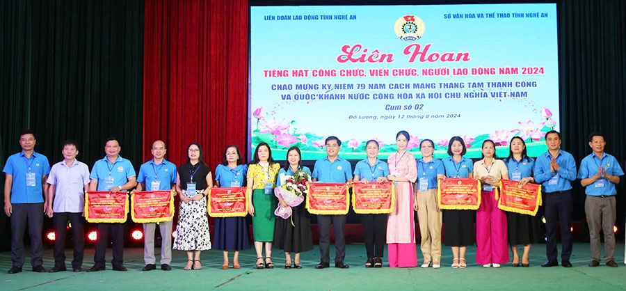 The organizing committee awarded prizes to teams with excellent results. Photo: Tran Van