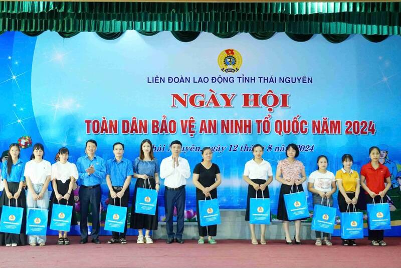 Tặng quà cho các đoàn viên có hoàn cảnh khó khăn. Ảnh: Lương Hạnh