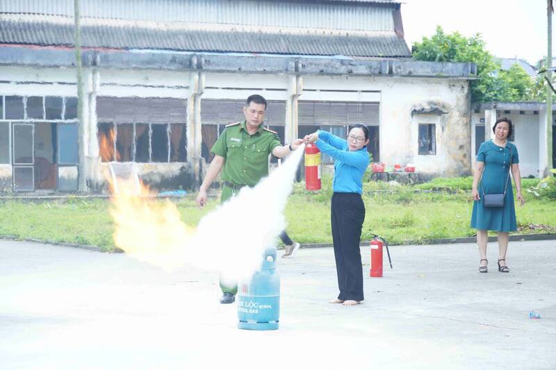 Hướng dẫn phòng cháy, chữa cháy. Ảnh: Lương Hạnh