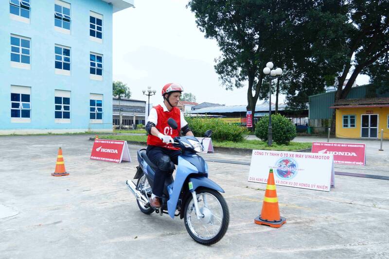 Instructions for teaching driving at the program. Photo: Luong Hanh