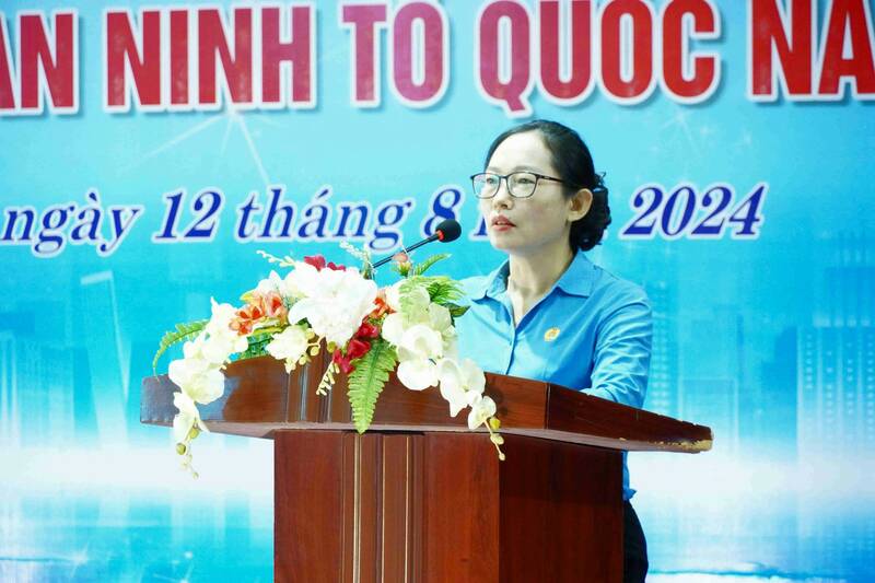 Ms. Hoang Thu Hang - Vice President of Thai Nguyen Provincial Labor Confederation spoke at the program. Photo: Luong Hanh