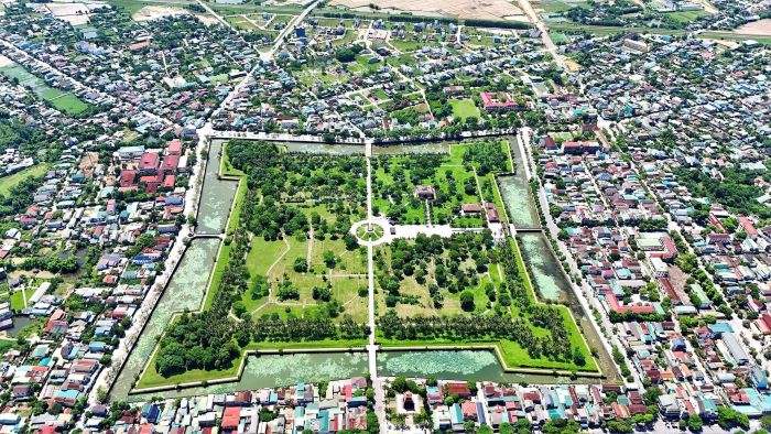 Thị xã Quảng Trị nằm trong đề án sắp xếp đơn vị hành chính cấp huyện, cấp xã giai đoạn 2023-2025, nhưng tỉnh Quảng Trị đề xuất chưa sáp nhập. Trong ảnh, là thị xã Quảng Trị nhìn từ trên cao. Ảnh: Duy Hùng.