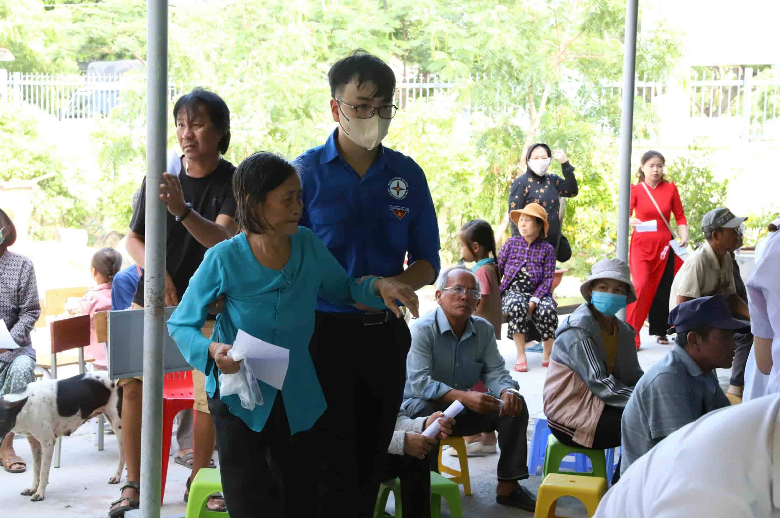 Nhà máy Nhiệt điện Vĩnh Tân 4 khám bệnh, cấp thuốc miễn phí cho 800 người dân nghèo. Ảnh: Vĩnh Tân