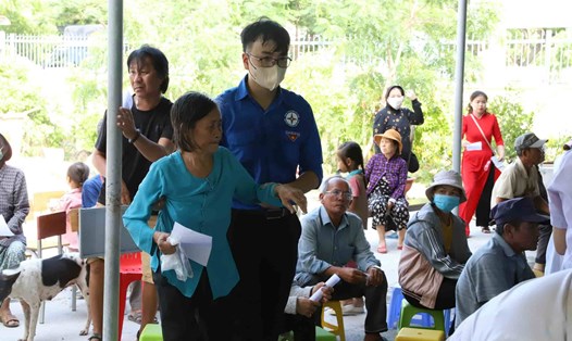 Nhà máy Nhiệt điện Vĩnh Tân 4 khám bệnh, cấp thuốc miễn phí cho 800 người dân nghèo. Ảnh: Vĩnh Tân