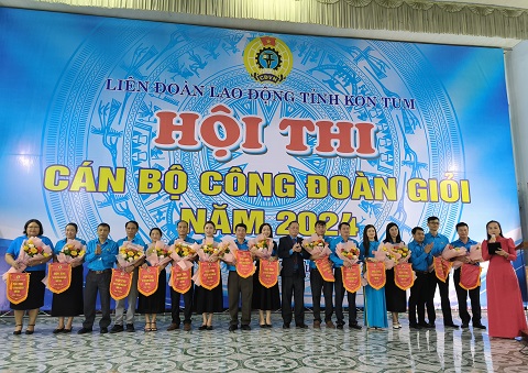 Thay mặt tổ chức Công đoàn, Ban tổ chức tặng hoa cho các đội thi. Ảnh: Y Đô 