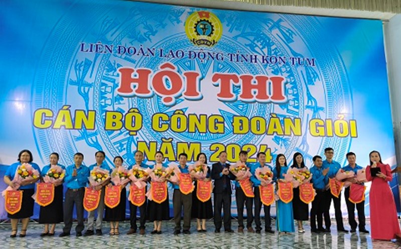 Thay mặt tổ chức Công đoàn, Ban tổ chức tặng hoa cho các đội thi. Ảnh: Y Đô