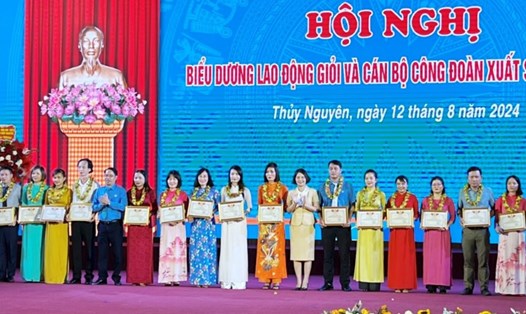 LĐLĐ huyện Thủy Nguyên (Hải Phòng) biểu dương 76 lao động giỏi, 45 cán bộ công đoàn xuất sắc. Ảnh: Nguyễn Phượng