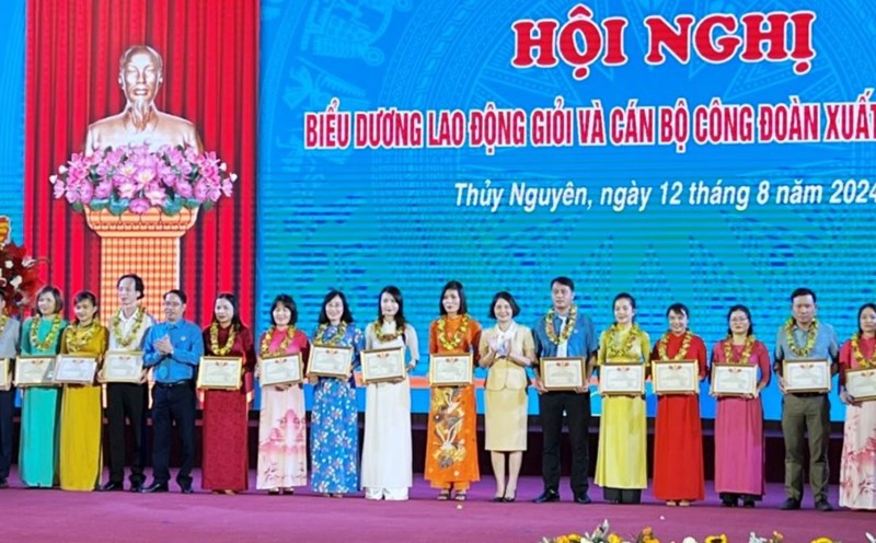 LĐLĐ huyện Thủy Nguyên (Hải Phòng) biểu dương 76 lao động giỏi, 45 cán bộ công đoàn xuất sắc. Ảnh: Nguyễn Phượng