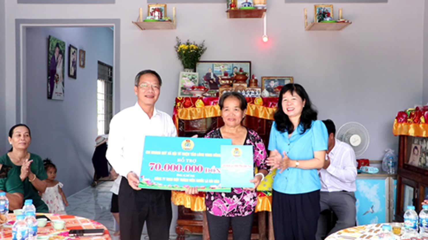 Handing over House of Gratitude to policy families in Dong Thap. Photo: Luu Hung