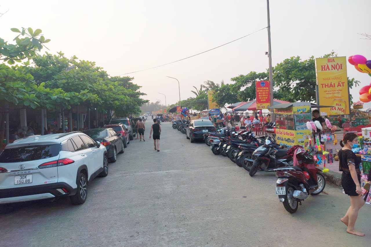 Customers park their cars at Thach Hai coastal restaurants to eat seafood. Photo: Tran Tuan.