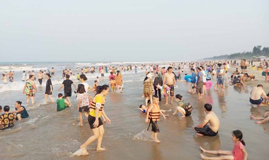 Từ đầu năm 2024 đến nay, doanh thu du lịch Hà Tĩnh tăng khá cao. Trong ảnh là người dân, du khách tắm biển Thạch Hải dịp lễ 30.4.2024. Ảnh: Trần Tuấn.
