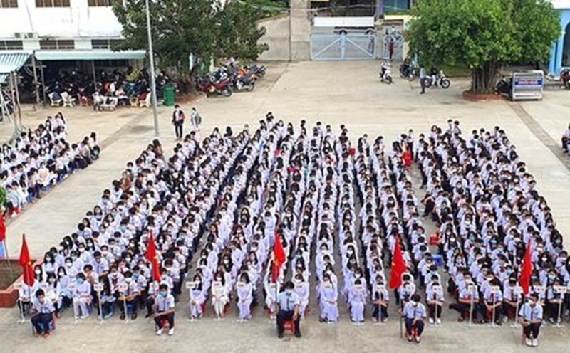 Học sinh Bạc Liêu tự trường ngày 26.8. Ảnh: Nhật Hồ