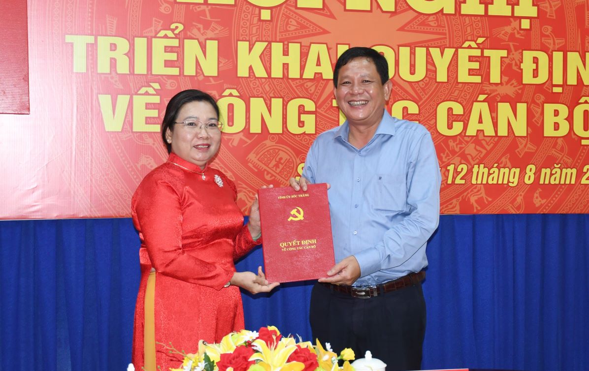 Ms. Ho Thi Cam Dao - Permanent Deputy Secretary of the Provincial Party Committee, Chairman of the People's Council of Soc Trang province handed over the decision to Duong Sa Kha. Photo: Chi Bao