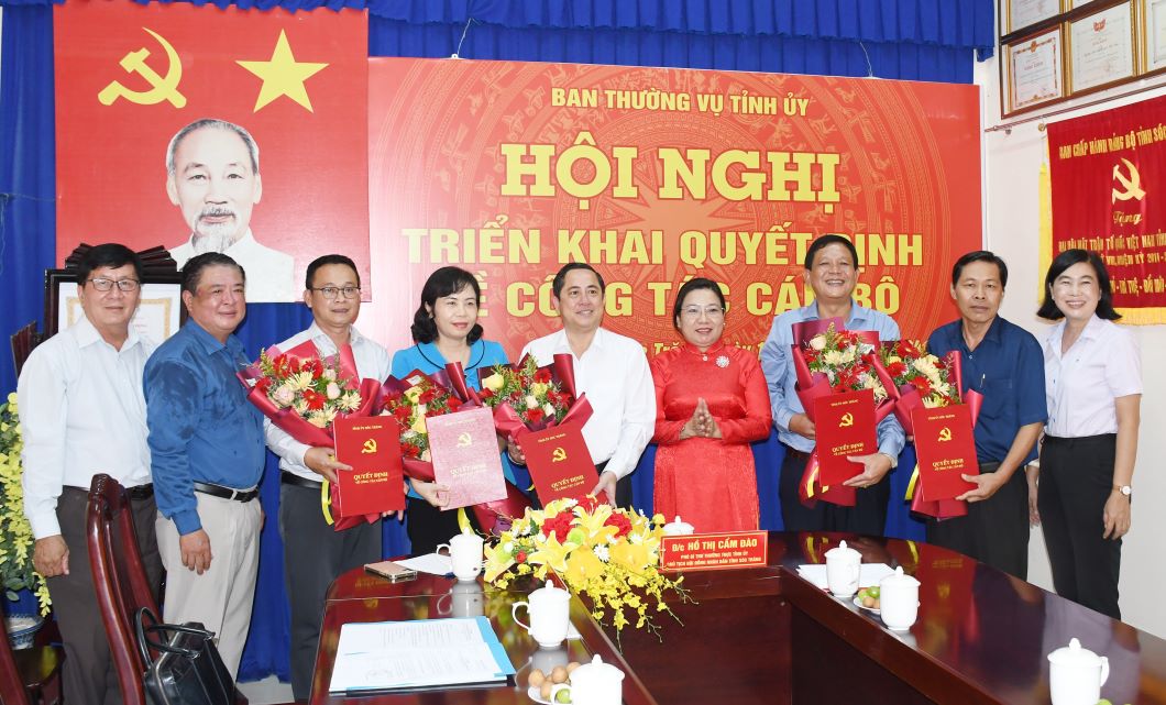 Ms. Ho Thi Cam Dao - Permanent Deputy Secretary of the Provincial Party Committee, Chairman of the People's Council of Soc Trang province gave flowers to congratulate the officials. Photo: Chi Bao