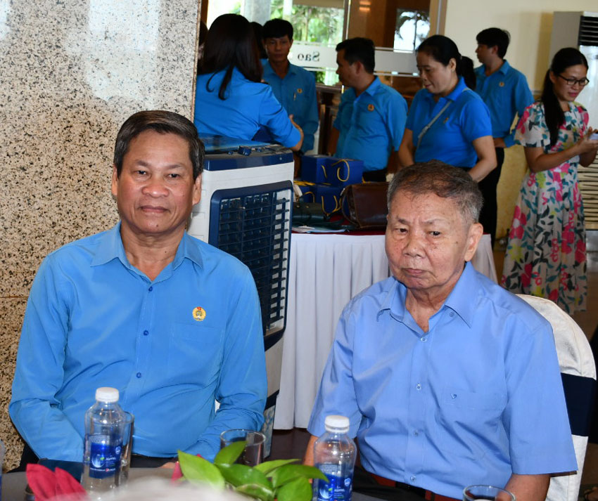 Phó Chủ tịch Huỳnh Thanh Xuân bên cạnh một cán bộ công đoàn lão thành: Nguyên Chủ tịch LĐLĐ Bình Định Đặng Ngọc Biển. Ảnh: Xuân Nhàn.