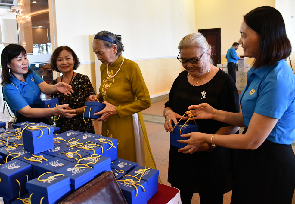 Giving gifts to celebrate the 95th anniversary of Vietnam Trade Union Day to delegates. Photo: Xuan Nhan.