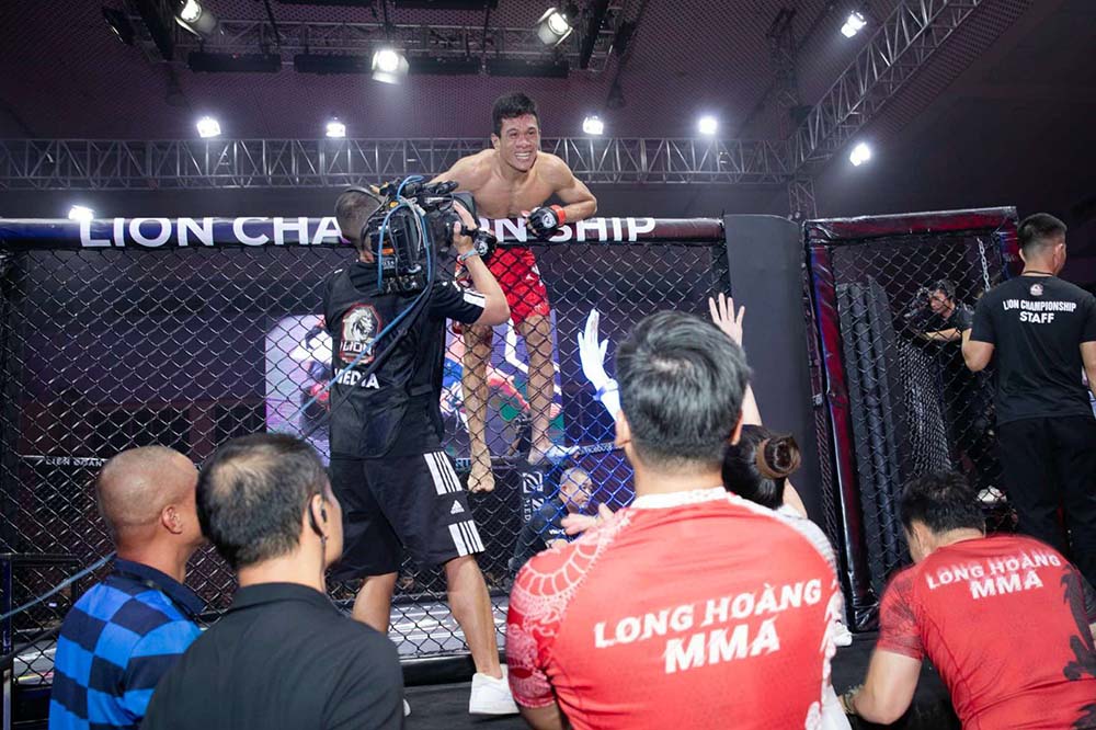 Nguyễn Đức Thắng hạ knock-out đối thủ ở LION Championship 16. Ảnh: Đức Thọ