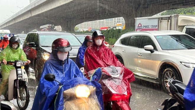 Heavy rain continues to last in the North. Photo: To The