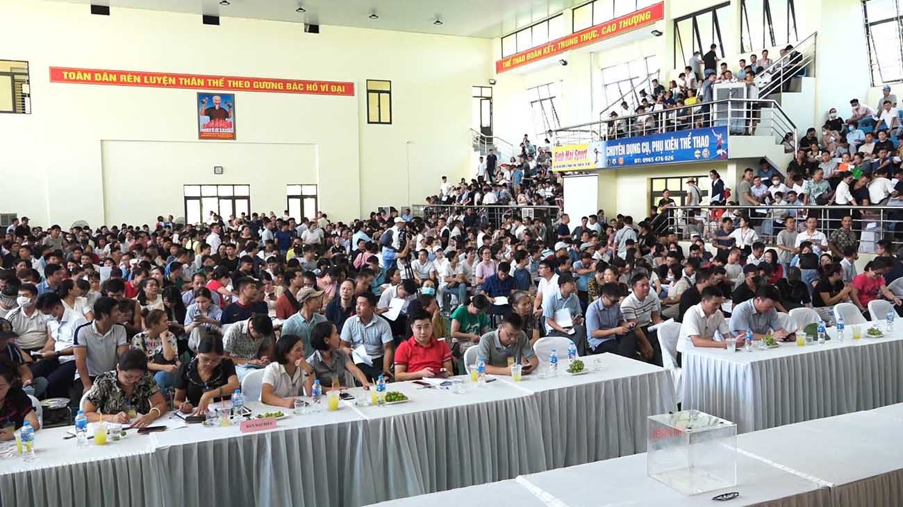 Many people and investors participated in the land auction in Thanh Oai district on August 10. Photo: Cao Nguyen.