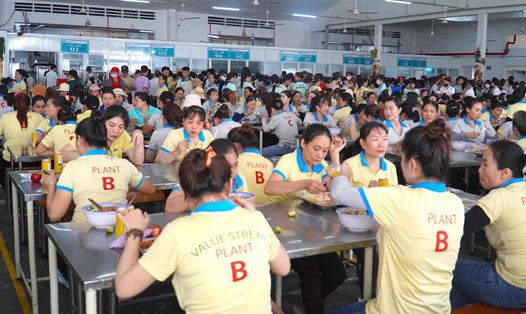 Bữa ăn ca trị giá 50.000 đồng của 35.000 công nhân Công ty Cổ phần TKG Taekwang Vina. Ảnh: HAC