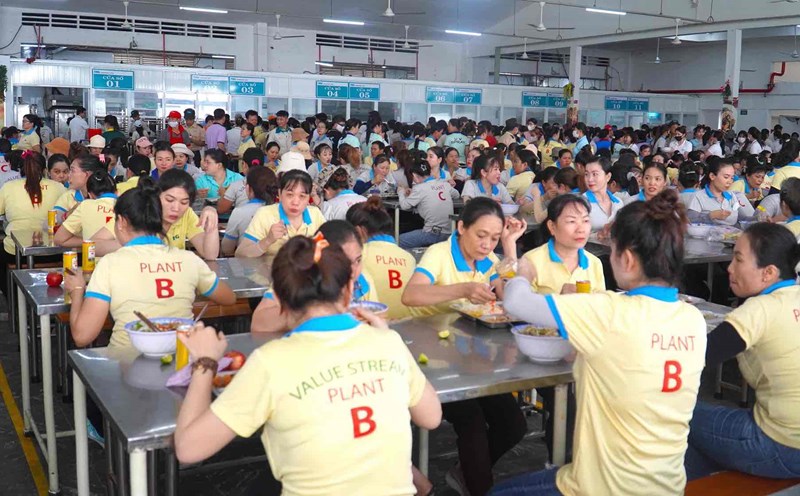 Bữa ăn ca trị giá 50.000 đồng của 35.000 công nhân Công ty Cổ phần TKG Taekwang Vina. Ảnh: HAC