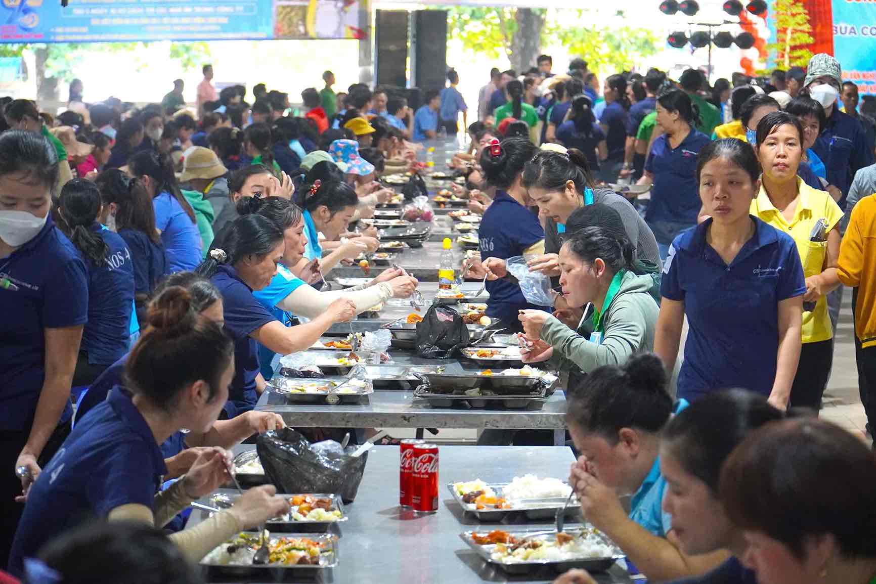 Shift meals for workers of Changshin Vietnam Co., Ltd. are worth 50,000 VND/serving. Photo: HAC