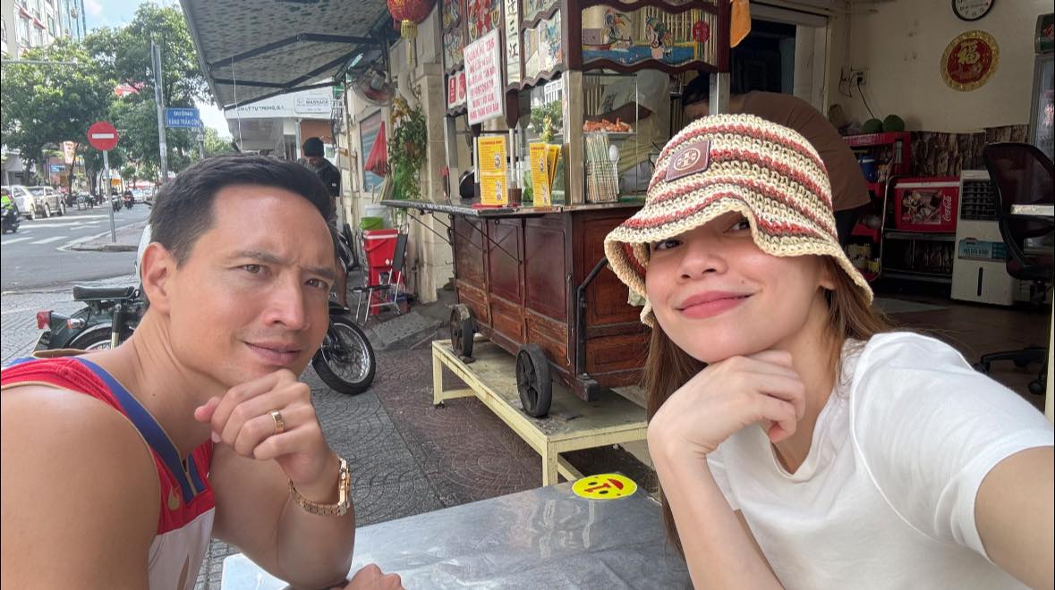 Ho Ngoc Ha and her husband eat at a sidewalk restaurant. Photo: Character Facebook