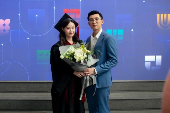 Midu and her husband at the Master's degree receiving ceremony. Photo: Character Facebook