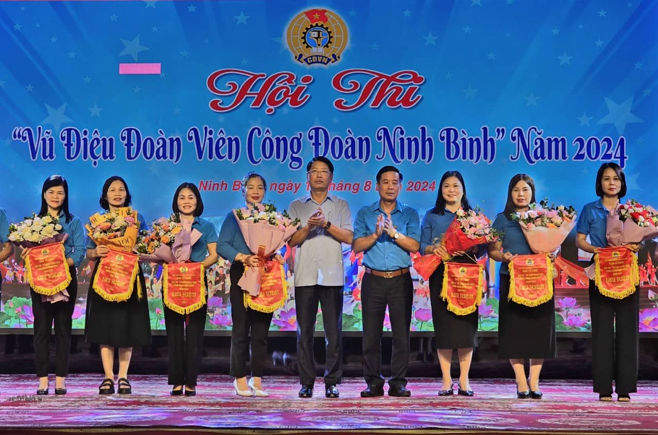 Ban tổ chức tặng hoa và cờ lưu niệm cho các đội tuyển tham gia hội thi. Ảnh: Nguyễn Trường