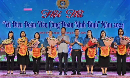 Ban tổ chức tặng hoa và cờ lưu niệm cho các đội tuyển tham gia hội thi. Ảnh: Nguyễn Trường