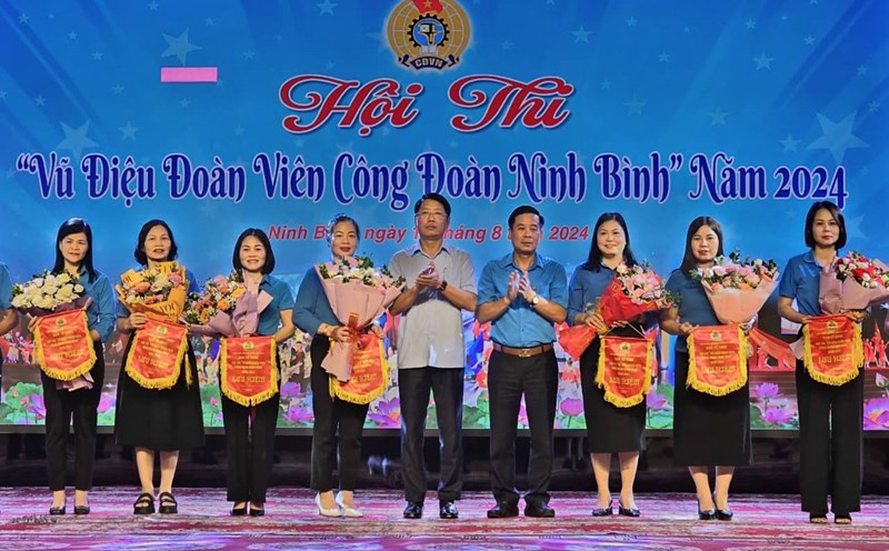 Ban tổ chức tặng hoa và cờ lưu niệm cho các đội tuyển tham gia hội thi. Ảnh: Nguyễn Trường