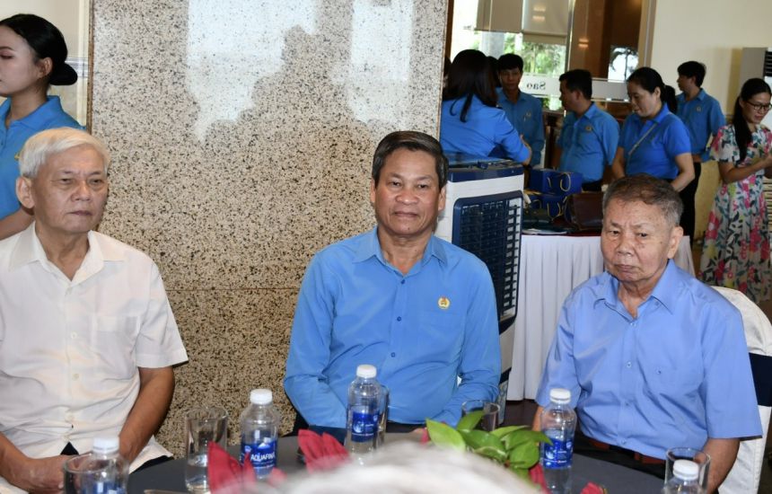 Phó Chủ tịch Huỳnh Thanh Xuân (giữa) và nguyên Chủ tịch tỉnh LĐLĐ Bình Định Đặng Ngọc Biển (bên phải) tại buổi gặp mặt. Ảnh: Xuân Nhàn