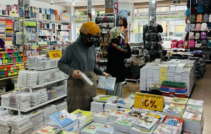 Người dân trên địa bàn tỉnh Đắk Lắk đi mua sách, vở cho con trước thềm năm học mới. Ảnh: Bảo Trung