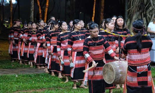 Vẻ đẹp văn hóa của người bản địa trong sắc màu thổ cẩm. Ảnh: THANH TUẤN
