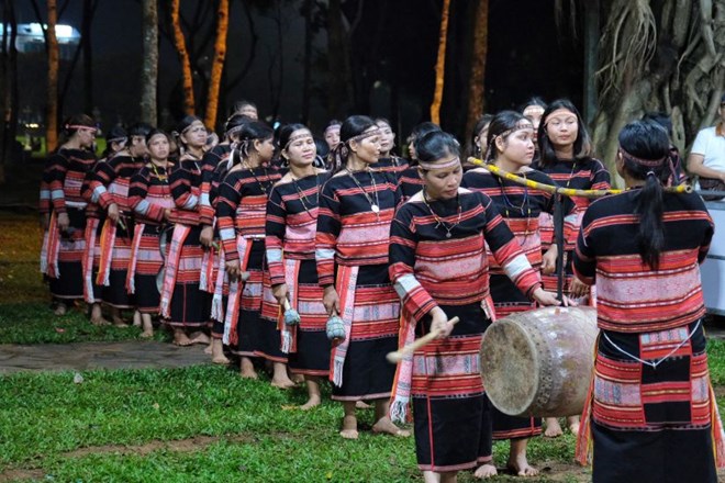 Đội cồng chiêng nữ dưới dãy núi Trường Sơn