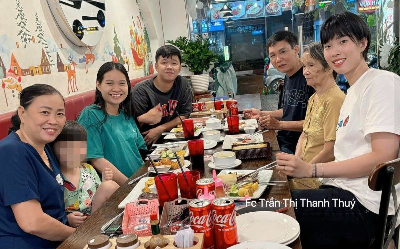 Owner Thanh Thuy (white shirt) spends time with her family before going to Türkiye. Photo: FC Tran Thi Thanh Thuy