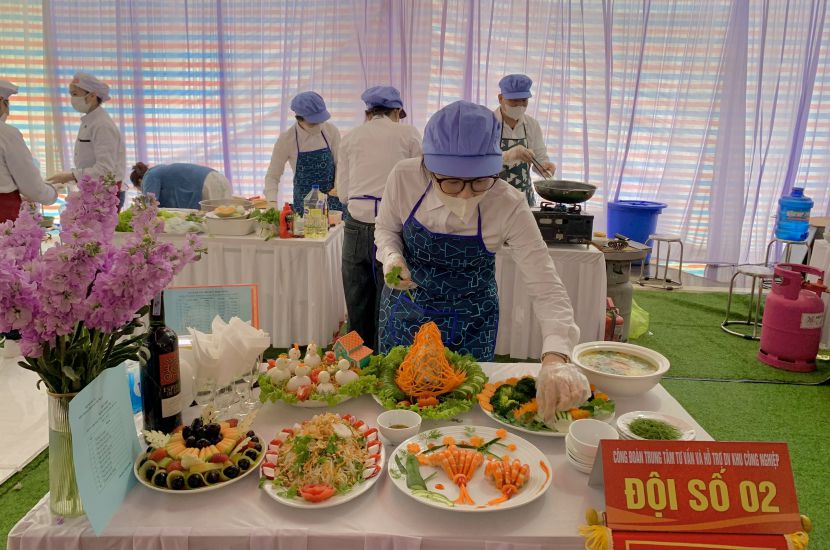 Công nhân nữ tham gia Hội thi nấu ăn “Bữa cơm gia đình ngày Chủ nhật”. Ảnh: Lương Hà