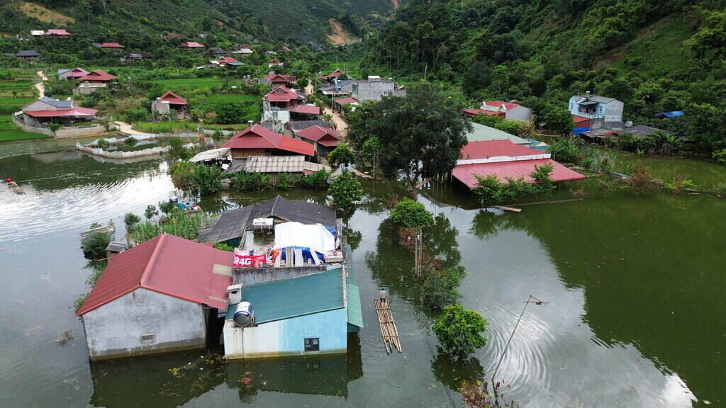 Bản Phiêng Nghè vẫn chìm sâu trong biển nước dù đã gần 20 ngày trôi qua. Ảnh: Khánh Linh