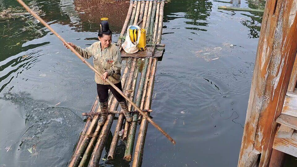 Người dân phải làm bè tre để di chuyển. Ảnh: Khánh Linh