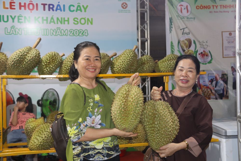 Du khách tìm về huyện miền núi Khánh Sơn, Khánh Hòa để trải nghiệm không gian du lịch xanh từ sản phẩm nông nghiệp đặc trưng. Ảnh: Phương Linh