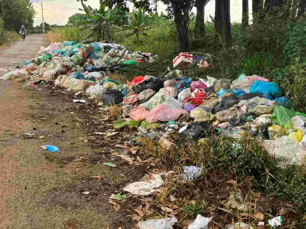 Garbage stagnates on traffic routes in Bao Lam district. Photo: Nguyen Quan