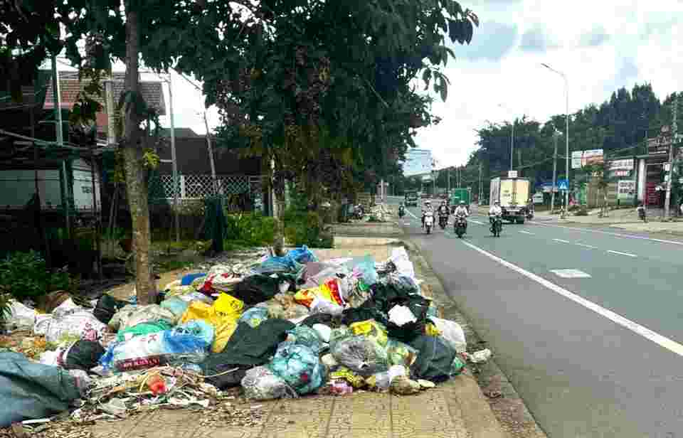 Garbage piles up in large piles right in densely populated areas. Photo: Nguyen Quan