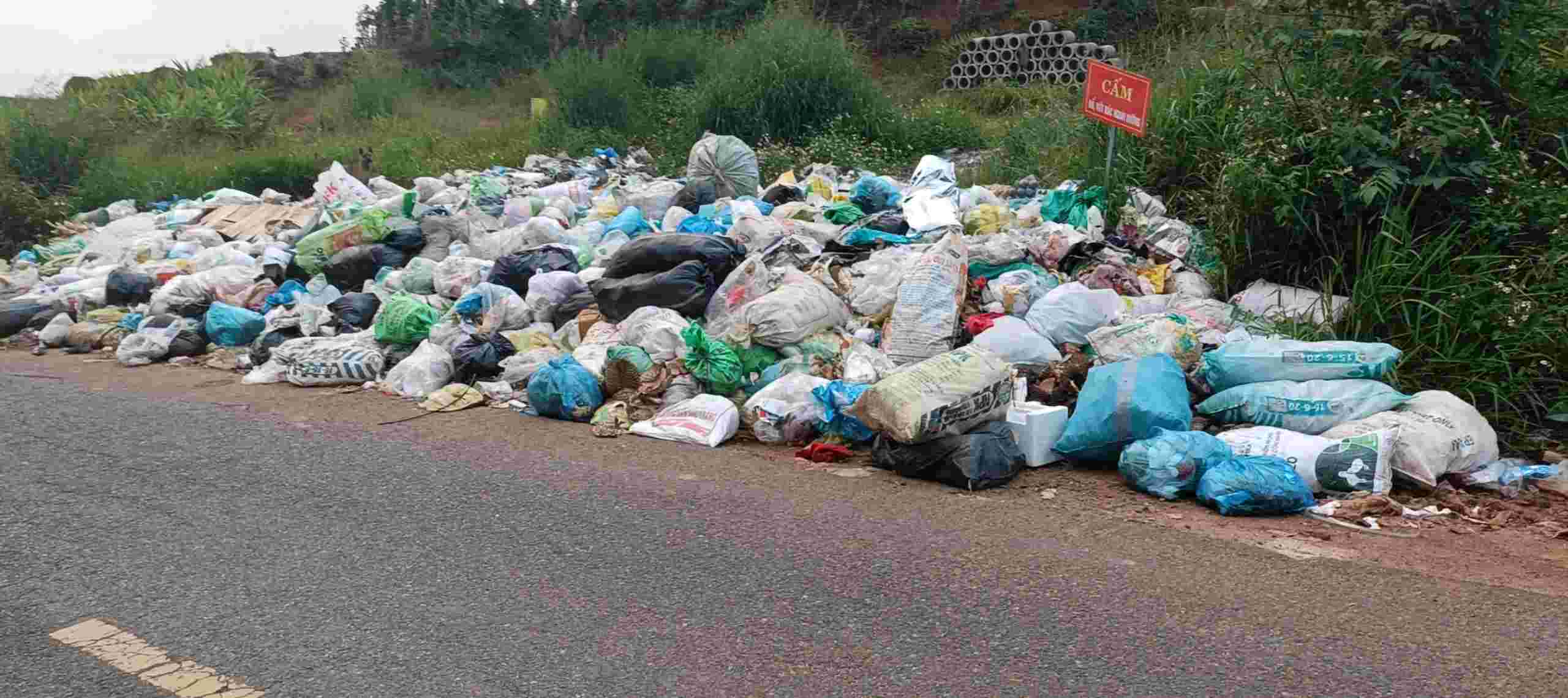 Even though there are signs banning dumping, trash is still collected in large yards, right next to roads where many people pass by. Photo: Nguyen Quan